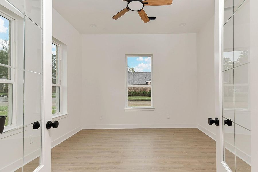 Spacious, unfurnished interior of a new home in , Conroe (Image 23).