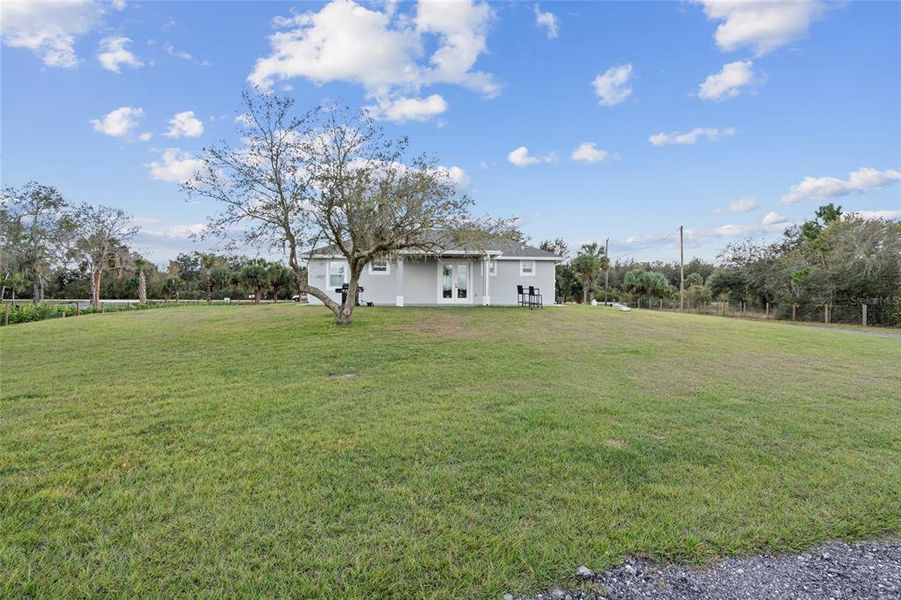 Exterior details and patio area of a home in , Okeechobee (Image 17).
