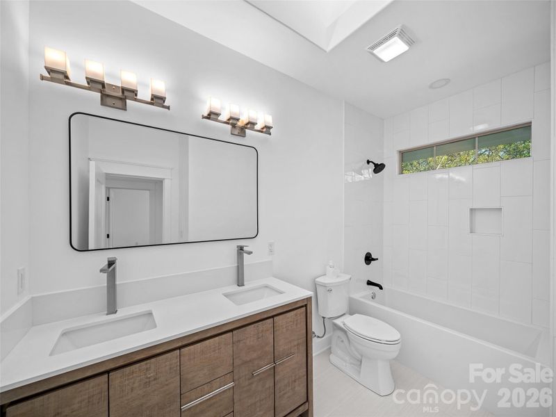 Main bedroom ensuite bath with double vanity