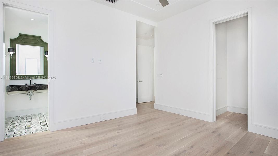 Spacious, unfurnished interior of a new home in , Naples (Image 19).