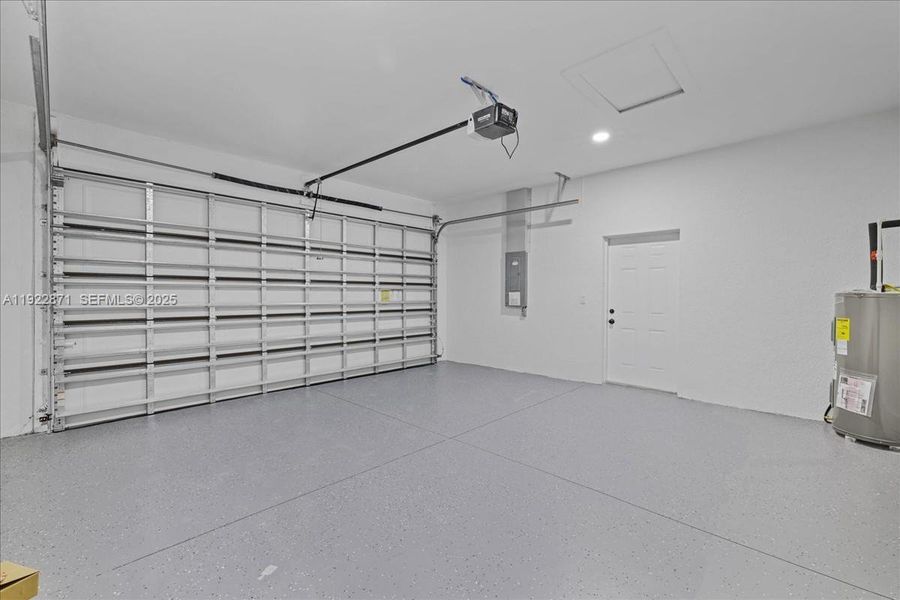 Spacious, unfurnished interior of a new home in , Lehigh Acres (Image 17).