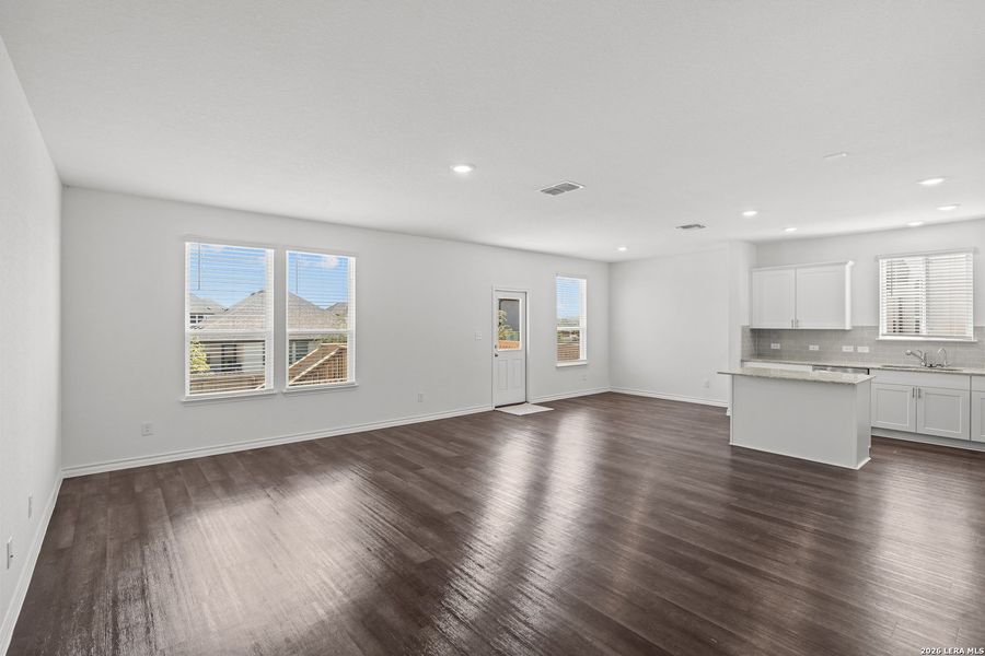 Spacious, unfurnished interior of a new home in Davis Ranch, San Antonio (Image 12).