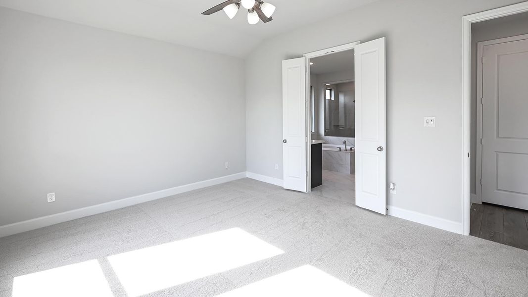 Spacious, unfurnished interior of a new home in 6 Creeks 50', Kyle (Image 15).