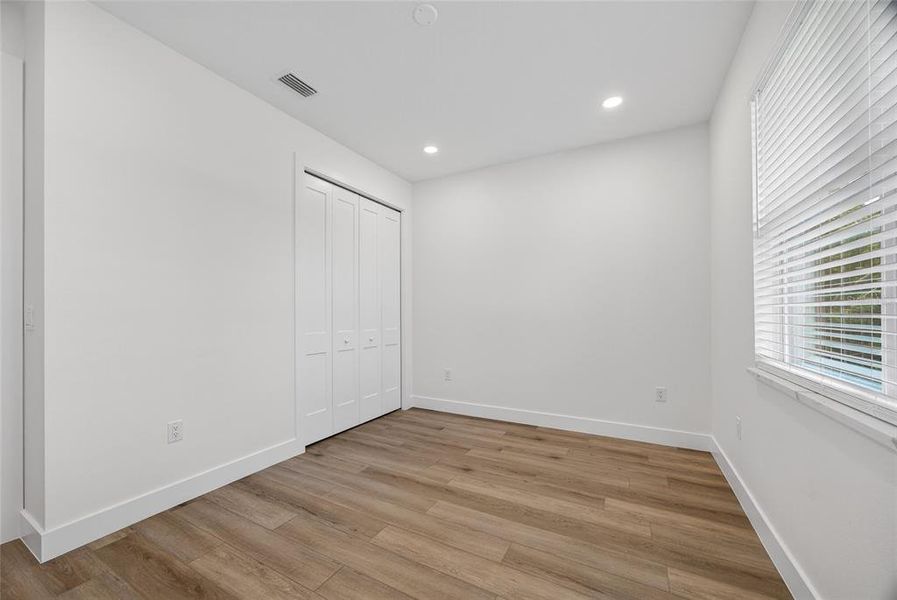 Spacious, unfurnished interior of a new home in , Rotonda West (Image 30).