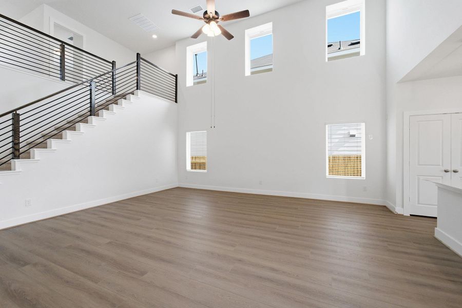Spacious, unfurnished interior of a new home in Sunfield, Buda (Image 32).