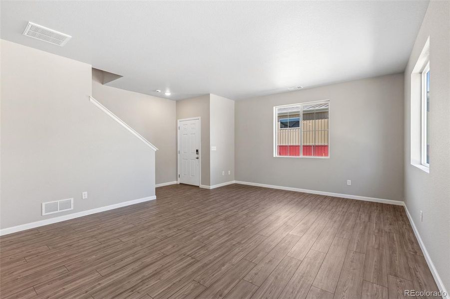 Spacious, unfurnished interior of a new home in Spring Valley, Longmont (Image 17).