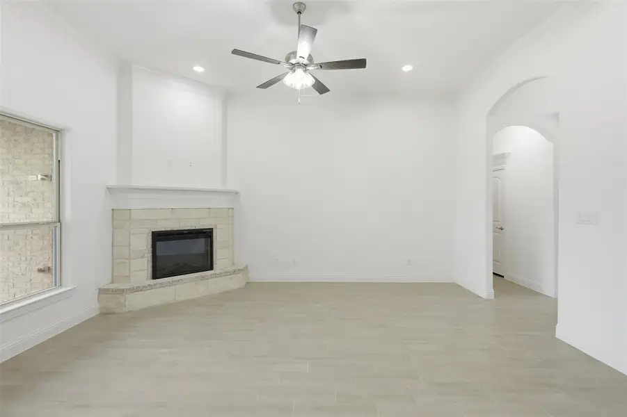 Spacious, unfurnished interior of a new home in , Tolar (Image 22).