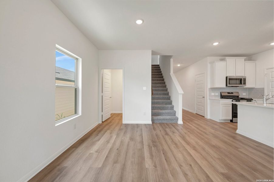 Spacious, unfurnished interior of a new home in Mesquite Ridge, San Antonio (Image 34).