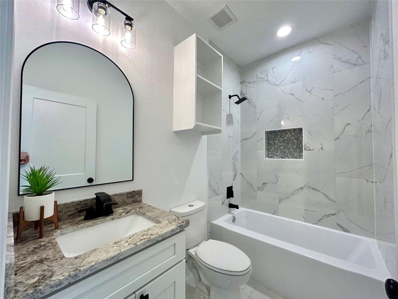 Secondary bathroom. Secondary bathroom.