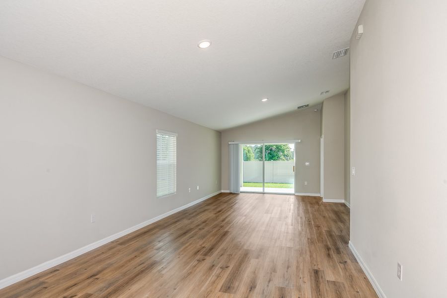 Spacious, unfurnished interior of a new home in Scenic Terrace, Haines City (Image 15).