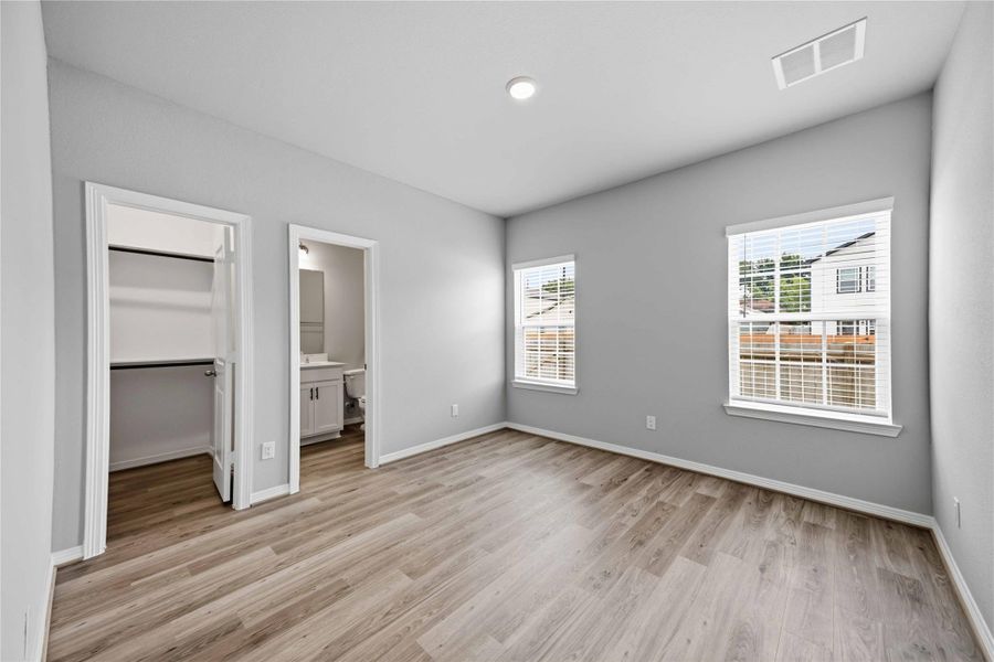 Spacious, unfurnished interior of a new home in , Houston (Image 21).