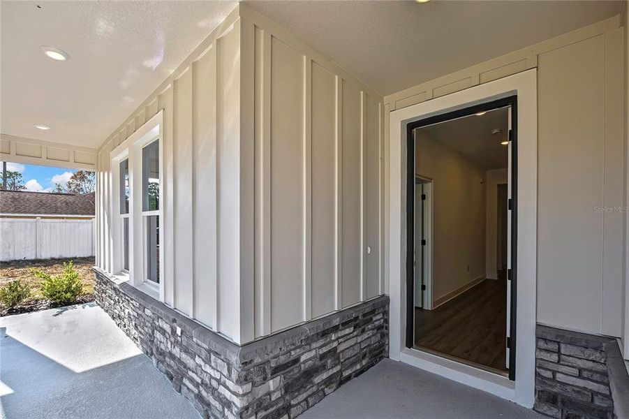 Exterior details and patio area of a home in , Weeki Wachee (Image 3).