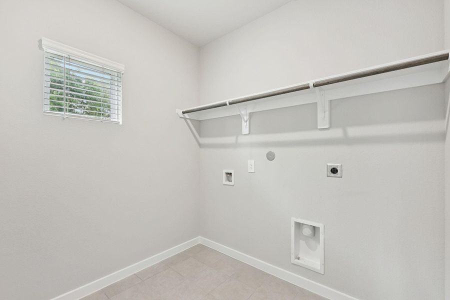 Spacious, unfurnished interior of a new home in Heights of Barbers Hill, Mont Belvieu (Image 17).