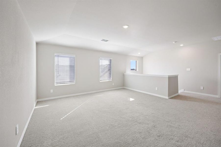 Spacious, unfurnished interior of a new home in Stonehaven, Seagoville (Image 29).