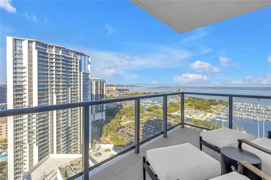 Condo located in St. Petersburg, FL showcasing its design and architecture (Image 5).