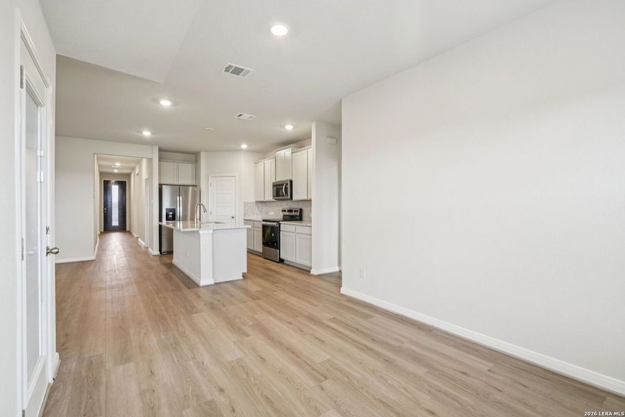 Spacious, unfurnished interior of a new home in Catalina, Converse (Image 24).