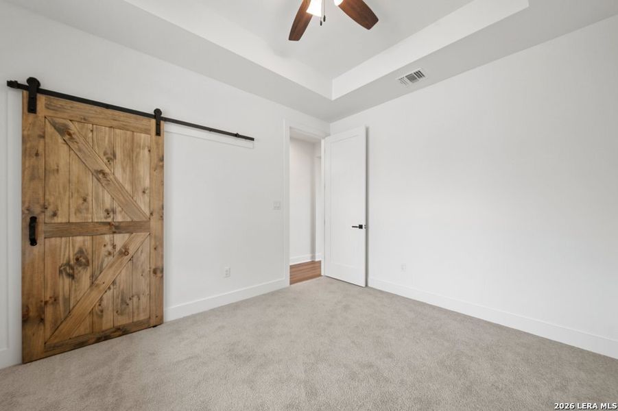 Spacious, unfurnished interior of a new home in , Canyon Lake (Image 25).