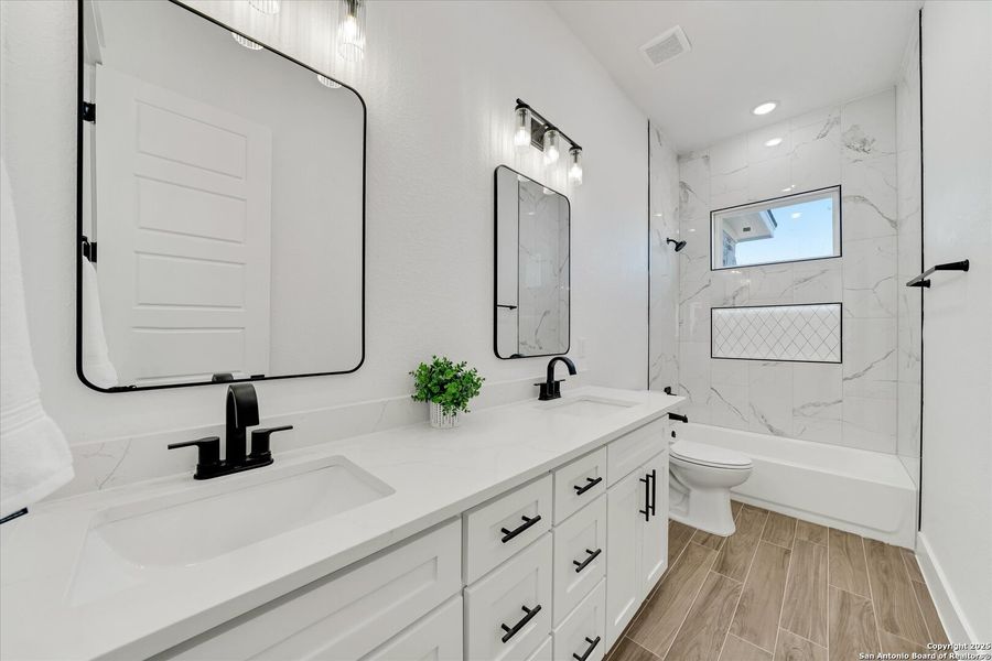 Furnished interior view inside a new home in , La Vernia (Image 9).