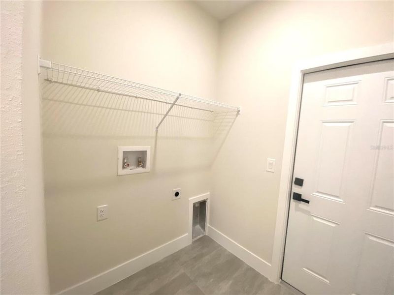 Spacious, unfurnished interior of a new home in , Sebring (Image 17).