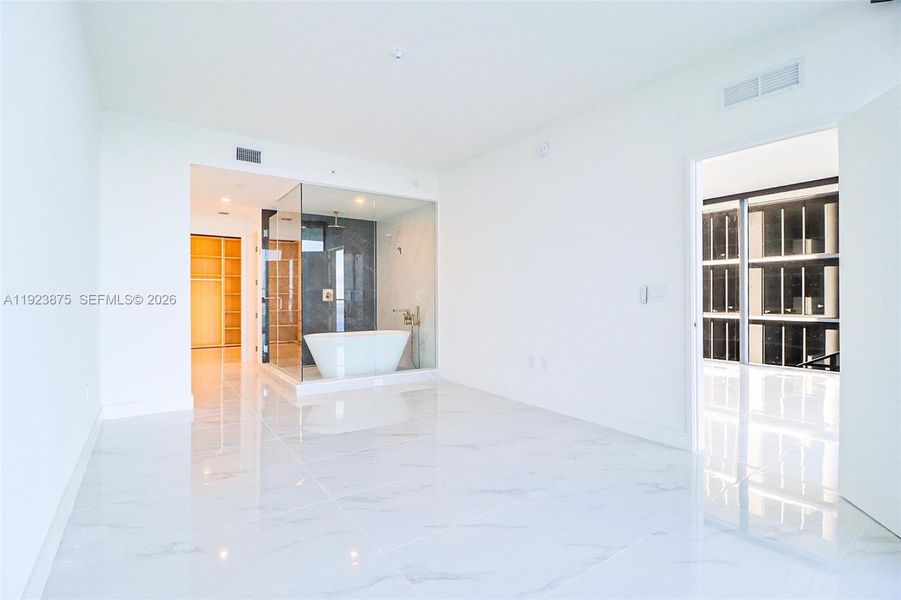 Spacious, unfurnished interior of a new home in , Miami (Image 70).