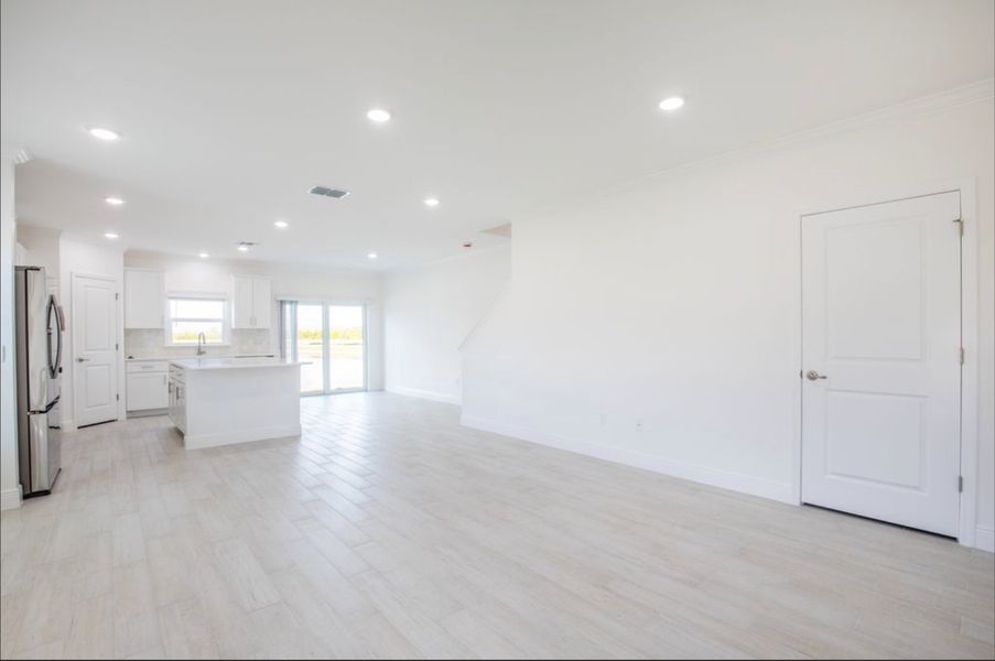 Spacious, unfurnished interior of a new home in Orchid Cove, Pine Island (Image 5).