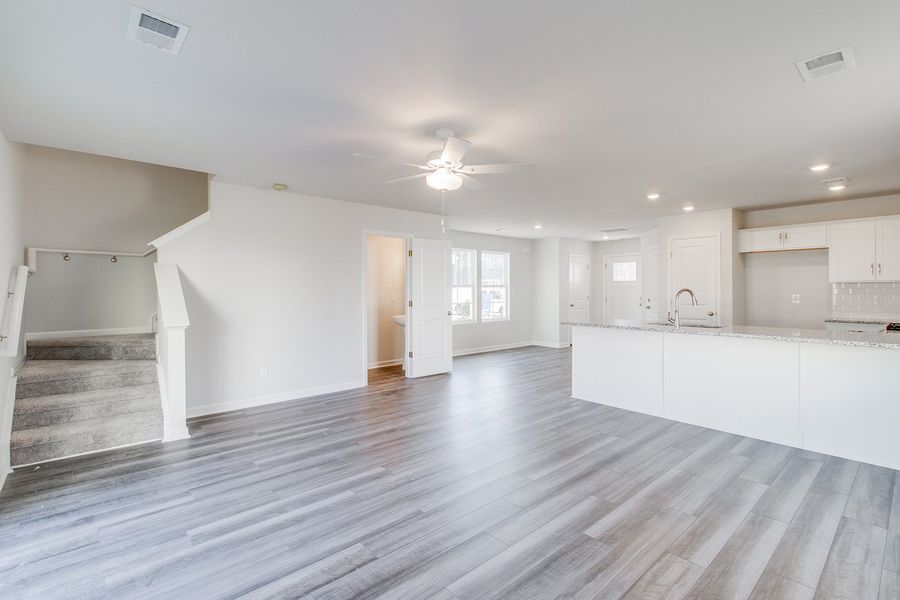 Spacious, unfurnished interior of a new home in Bluefield, Lexington (Image 18).