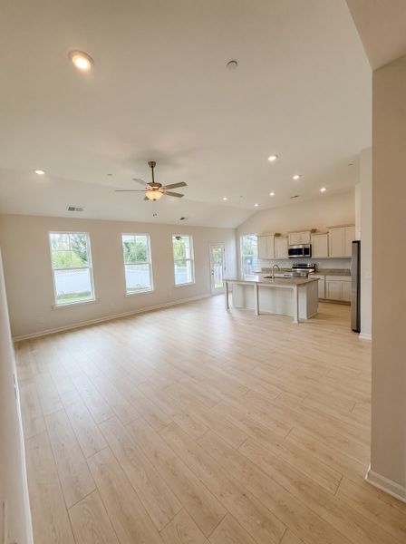 Spacious, unfurnished interior of a new home in Bradley Bend, Ashland City (Image 8).