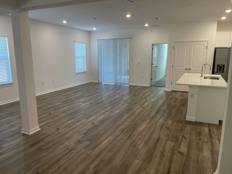 Spacious, unfurnished interior of a new home in Royal Highlands, Weeki Wachee (Image 10).