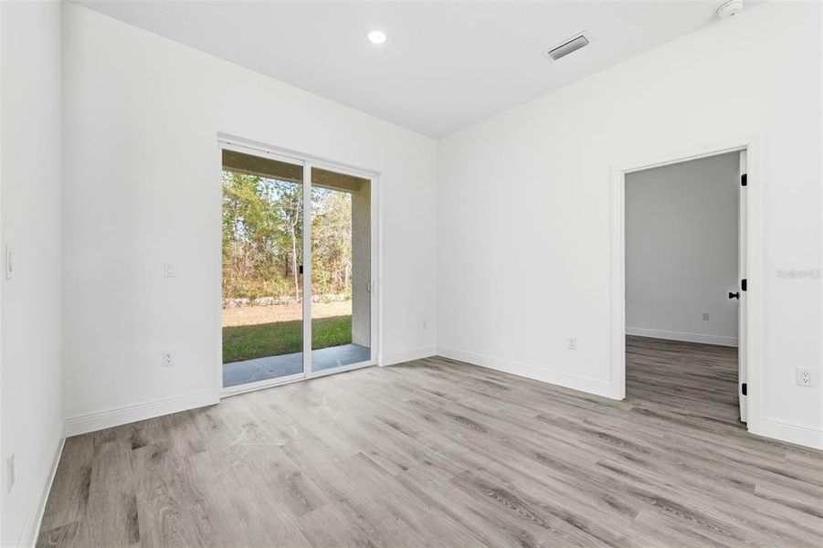 Spacious, unfurnished interior of a new home in , Ocala (Image 29).