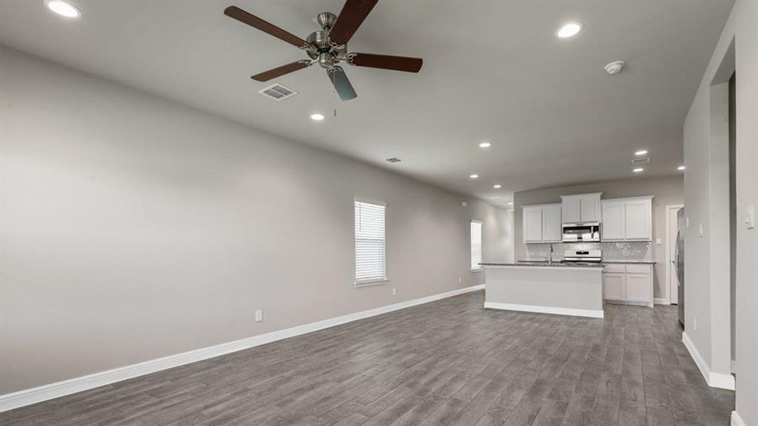 Spacious, unfurnished interior of a new home in Rock Creek Ranch, Fort Worth (Image 28). Spacious, unfurnished interior of a new home in Rock Creek Ranch, Fort Worth (Image 28).