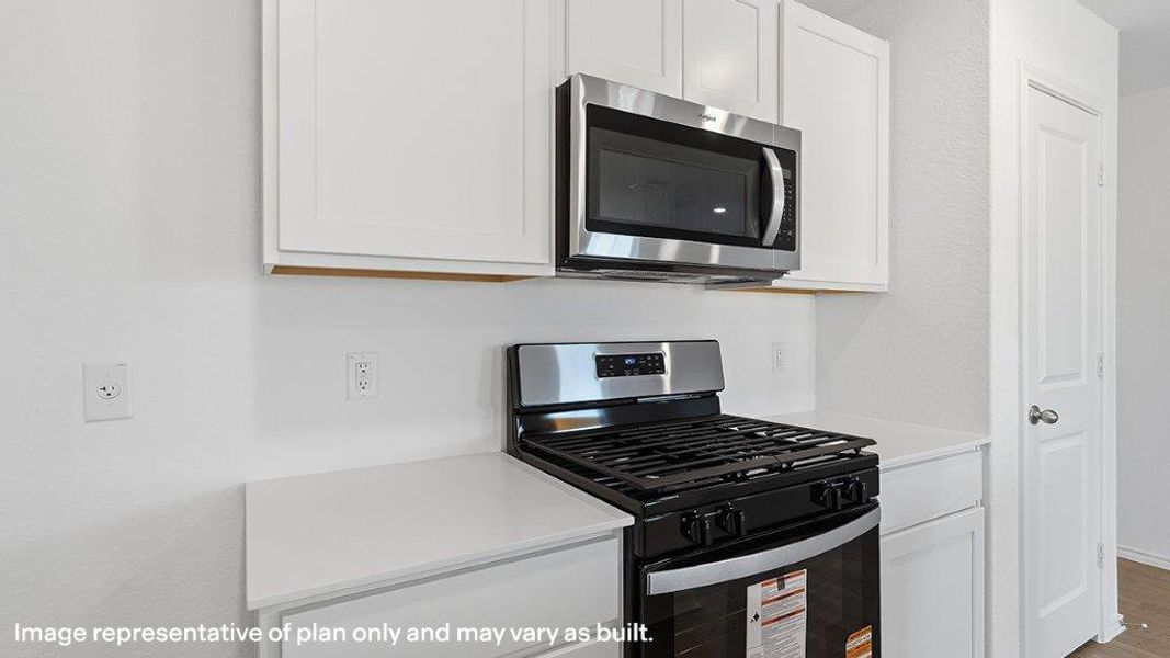 Representative furnished interior of a home built from the The Donna by D.R. Horton in Blue Ridge Ranch, San Antonio (Image 9).