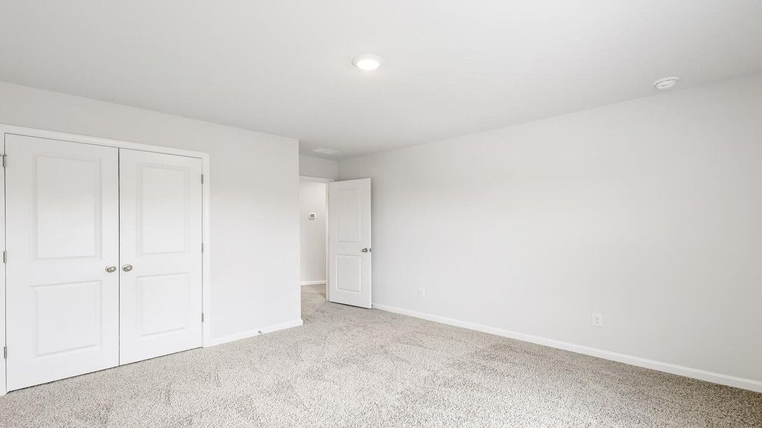 Spacious, unfurnished interior of a new home in Sheep Island, Summerville (Image 15).