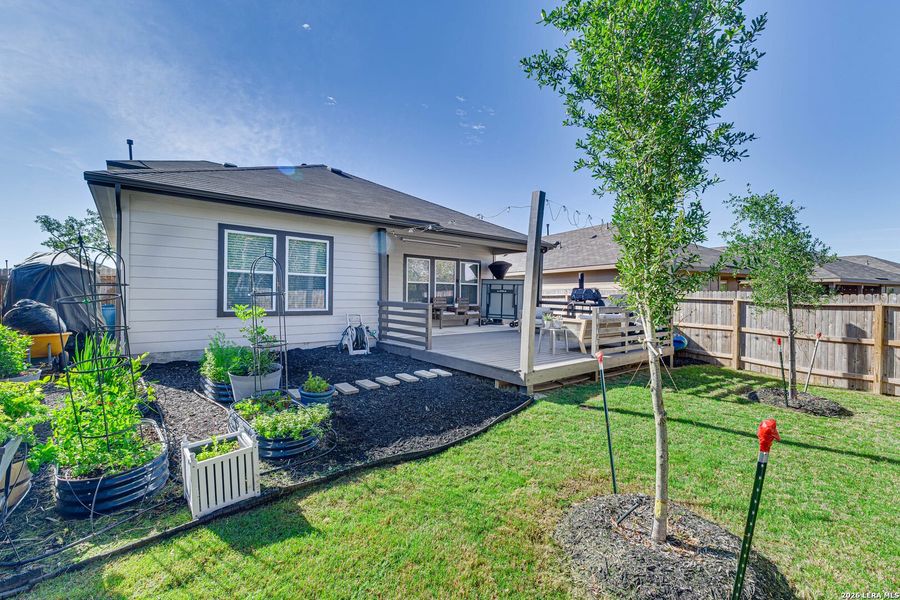 Exterior details and patio area of a home in Brookstone Creek, San Antonio (Image 4).