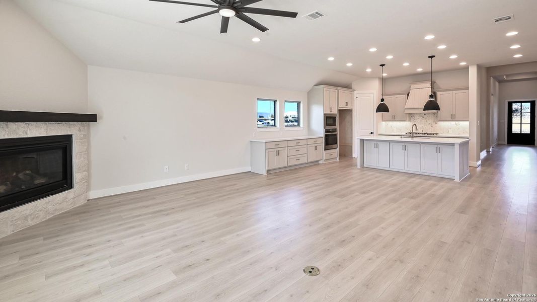 Spacious, unfurnished interior of a new home in Cibolo Valley Heights 65', Cibolo (Image 20).