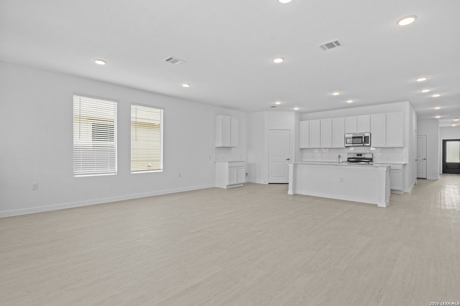 Spacious, unfurnished interior of a new home in Mission del Lago, San Antonio (Image 30). Spacious, unfurnished interior of a new home in Mission del Lago, San Antonio (Image 30).