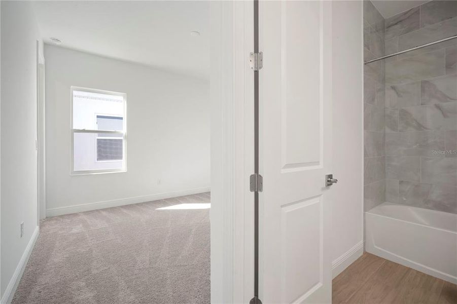 Spacious, unfurnished interior of a new home in Fieldstone, Plant City (Image 13).