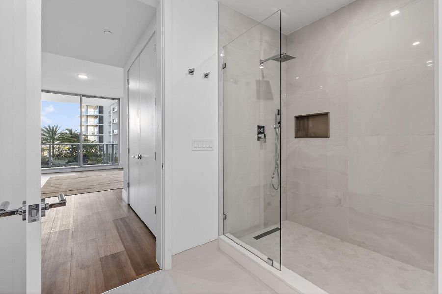 220LakeShoreDr#715(31)