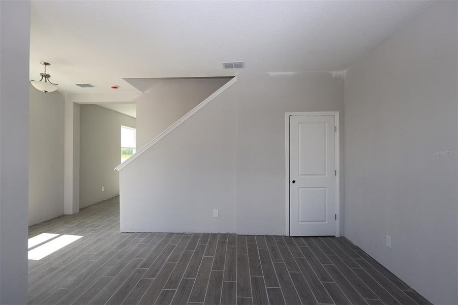 Spacious, unfurnished interior of a new home in Bay Lake Farms, St. Cloud (Image 10).