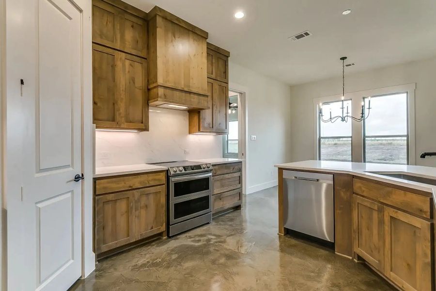 Representative furnished interior of a home built from the The Finley by Elmwood Custom Homes in Byrum Ranch, Maypearl (Image 39).