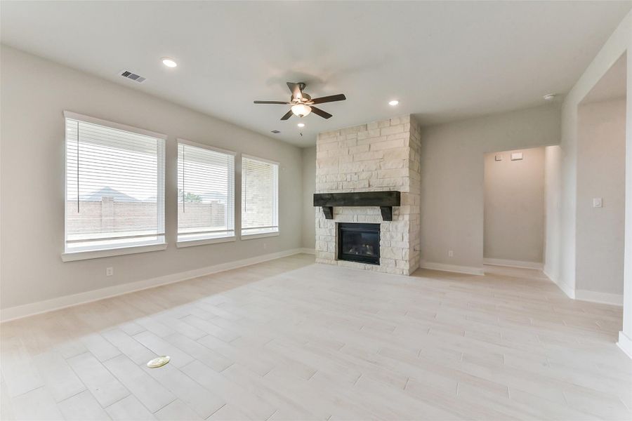 Spacious, unfurnished interior of a new home in , Texas City (Image 18).