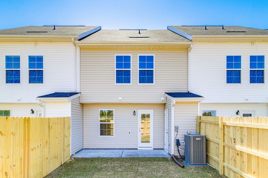 Exterior details and patio area of a home in Astoria, Columbia (Image 19).