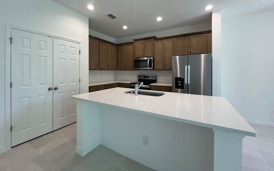 Modern Open-Concept Kitchen in Central Florida Home Modern Open-Concept Kitchen in Central Florida Home