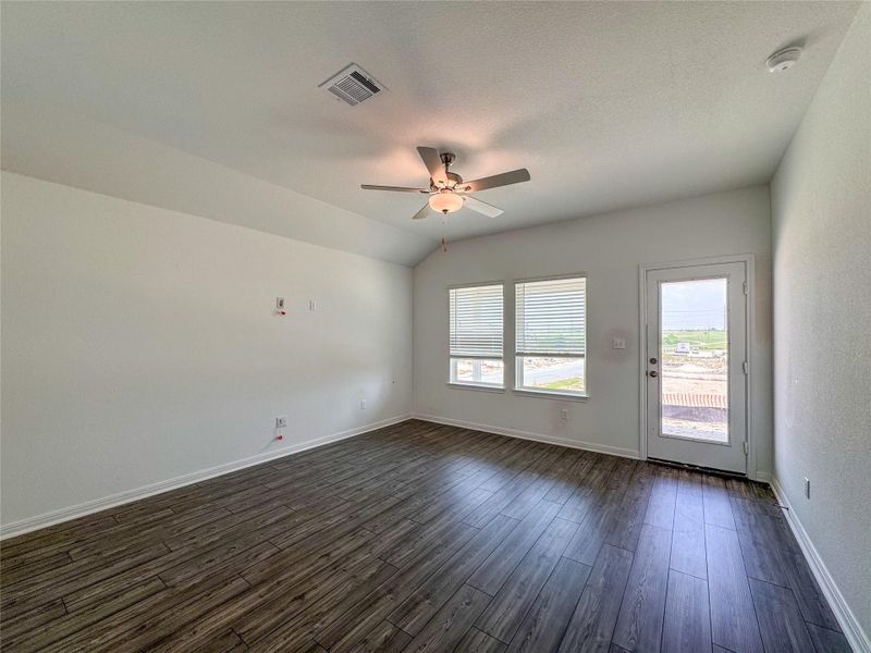 Spacious, unfurnished interior of a new home in Sunfield, Buda (Image 9).