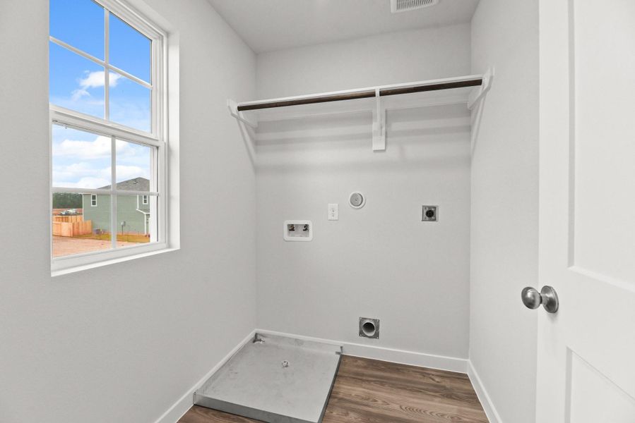 Spacious, unfurnished interior of a new home in Crockett Meadows, Cut and Shoot (Image 15).