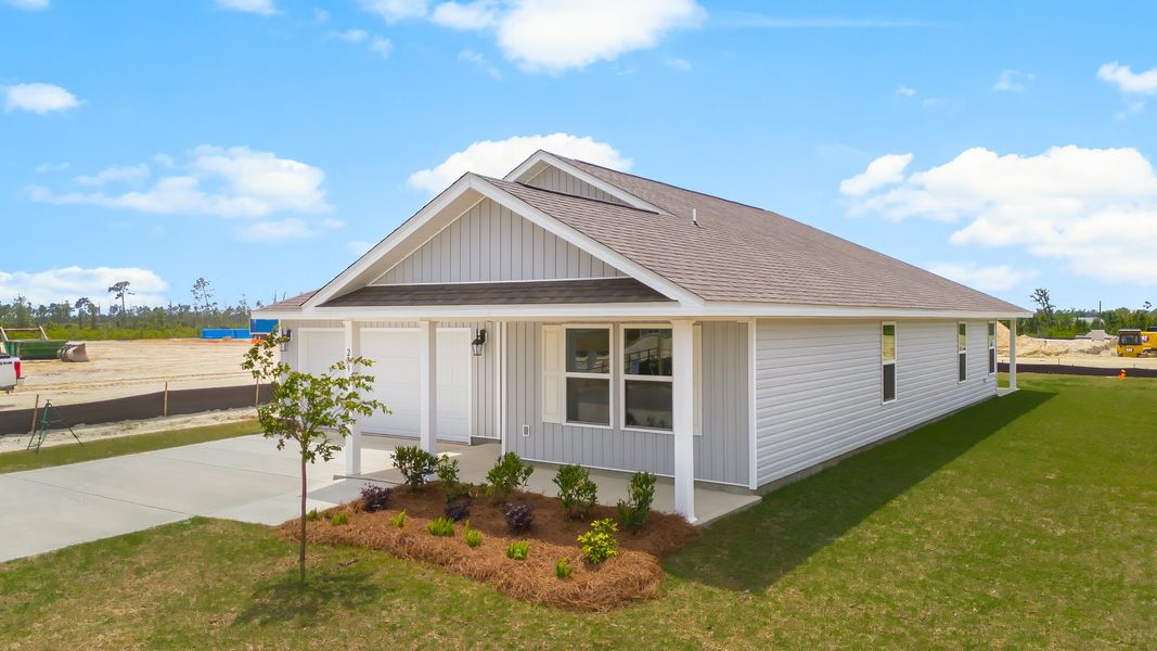 Exterior details and patio area of a home in Park Place, Panama City (Image 3).