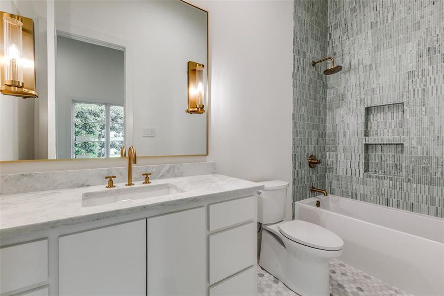 Furnished interior view inside a new home in , Dallas (Image 30).