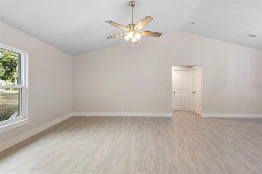 Spacious, unfurnished interior of a new home in , Deland (Image 22).
