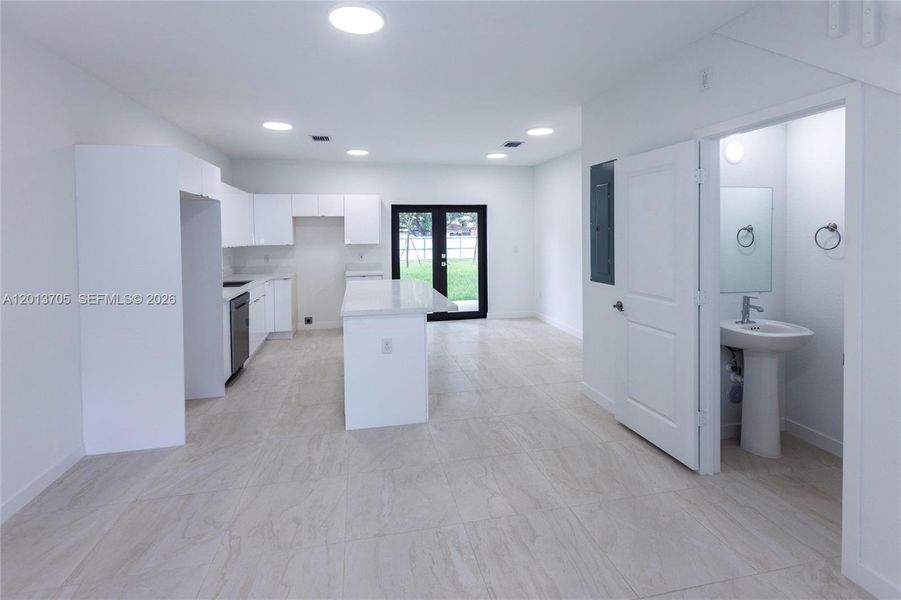 Spacious, unfurnished interior of a new home in , Miami (Image 5).