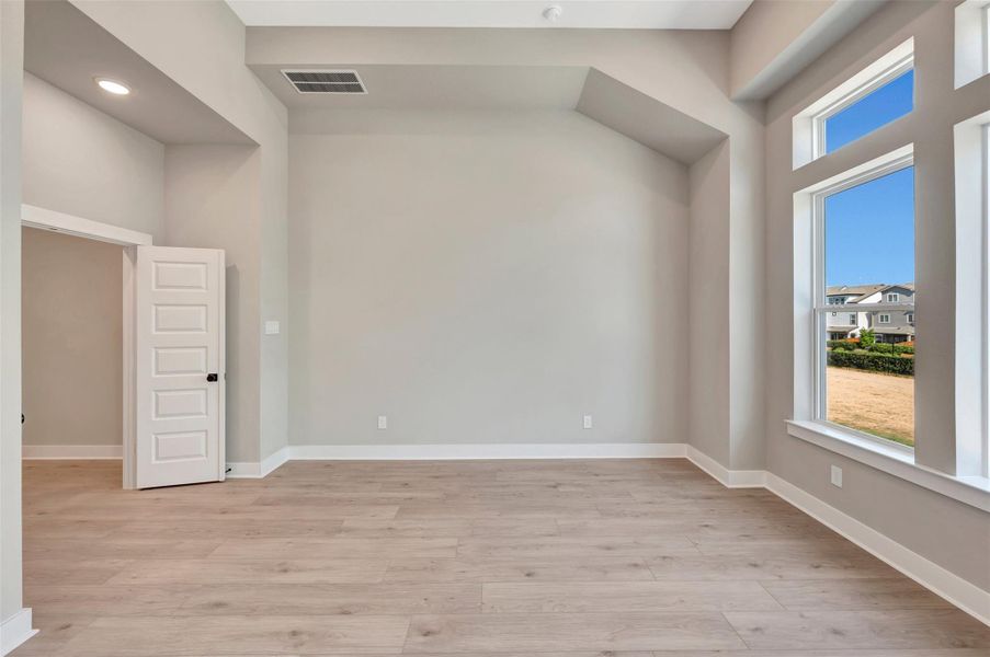 Spacious, unfurnished interior of a new home in Retreat at Oak Park, Houston (Image 15).