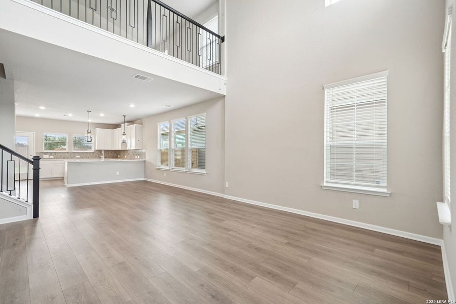 Spacious, unfurnished interior of a new home in Thomas Pond, San Antonio (Image 39).